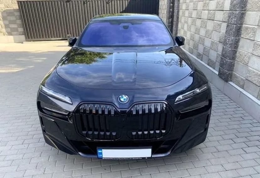 340 Авто на весілля BMW i7 xDrive без водія