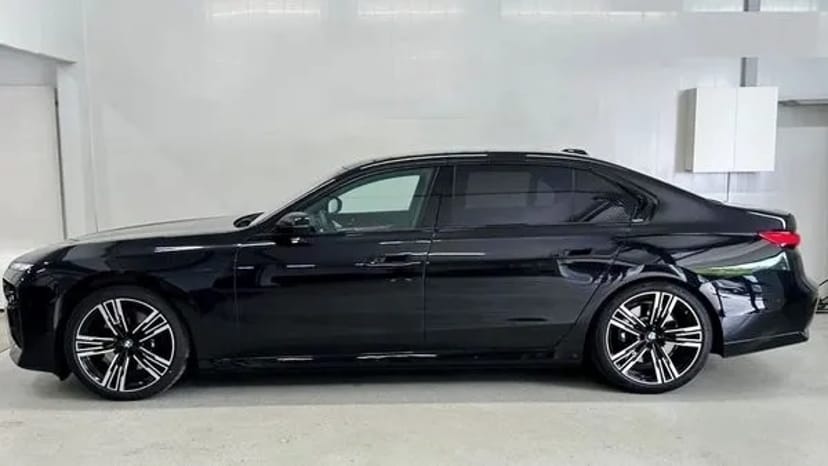 340 Авто на весілля BMW i7 xDrive без водія