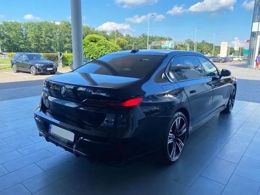 340 Авто на весілля BMW i7 xDrive без водія