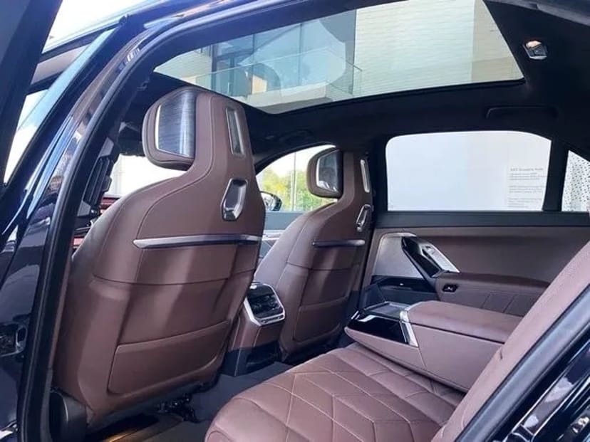 340 Авто на весілля BMW i7 xDrive без водія