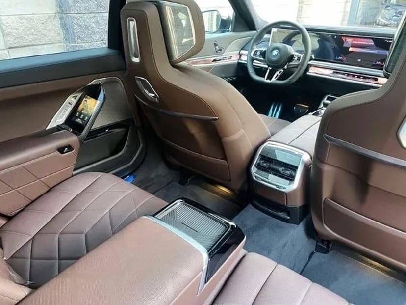 340 Авто на весілля BMW i7 xDrive без водія