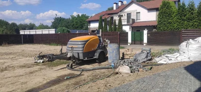 Напівсуха стяжка, стяжка підлоги, механізована стяжка в будинку, квартирі