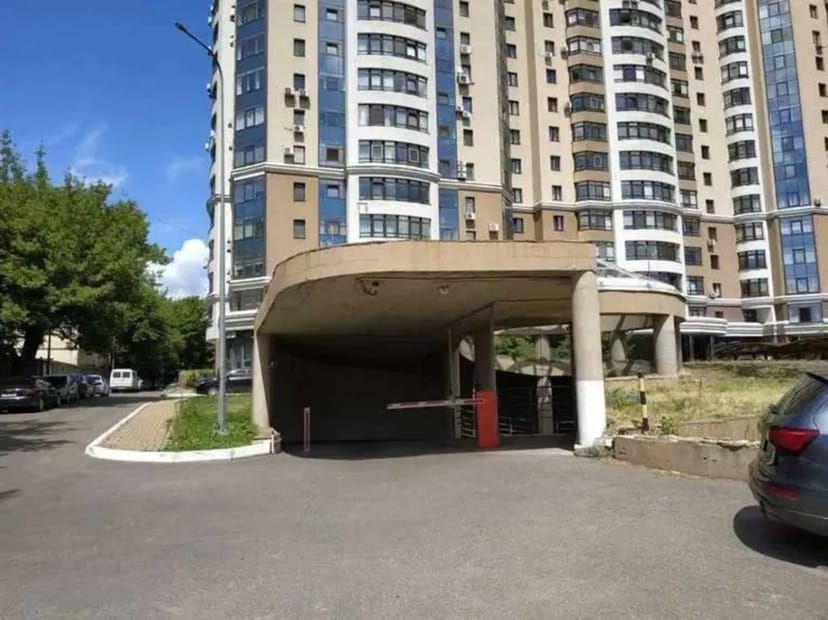 Паркомісце в підземному паркінгу