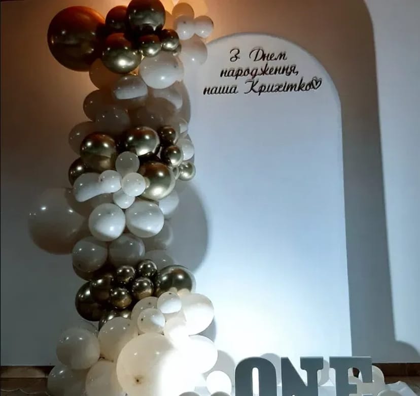 Фотозона, декорована на свято, весілля.