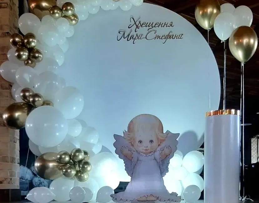 Фотозона, декорована на свято, весілля.