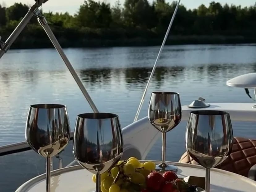 Яхта для VIP відпочинку , до 8 осіб