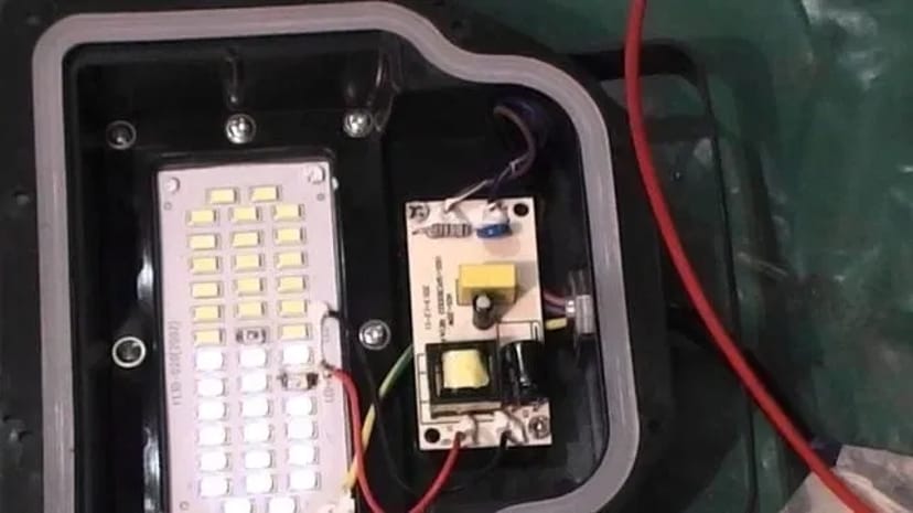 Ремонт люстр, гірлянд, світильників бегущих строк(вивісок),прожекторі