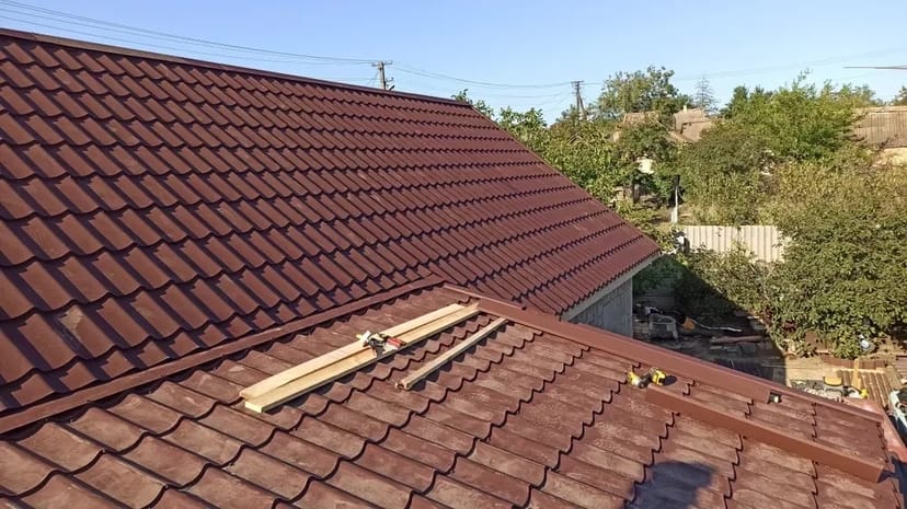 Покрівельні роботи. Монтаж дахів під ключ. Всі видиди черепиці.