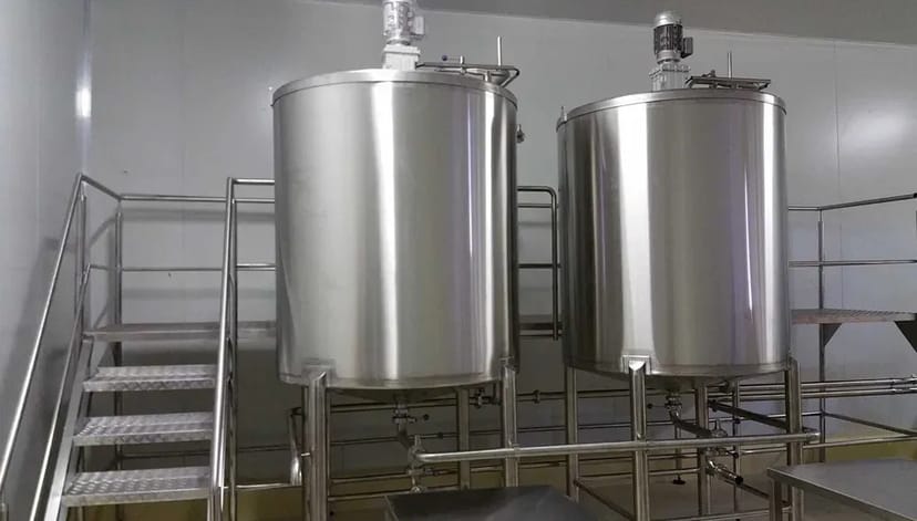 Перила, столи, ємності, лотки, столи, флагштоки з нержавіючої сталі