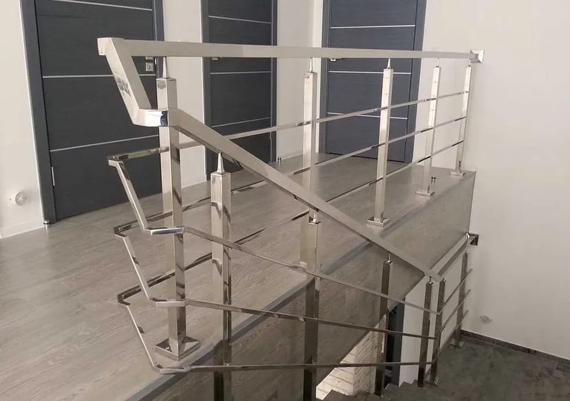 Перила, столи, ємності, лотки, столи, флагштоки з нержавіючої сталі