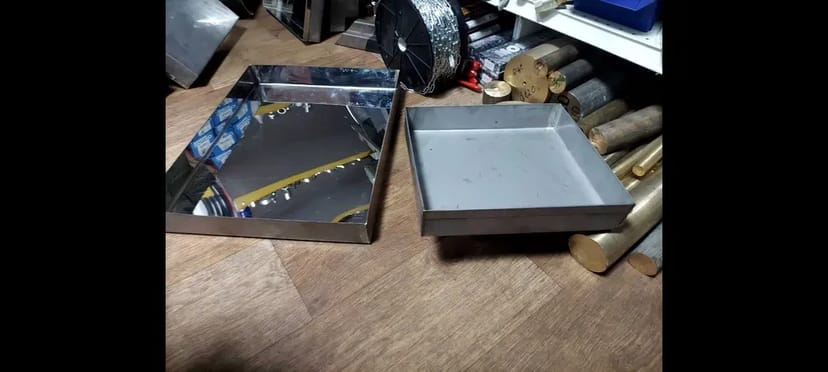 Перила, столи, ємності, лотки, столи, флагштоки з нержавіючої сталі