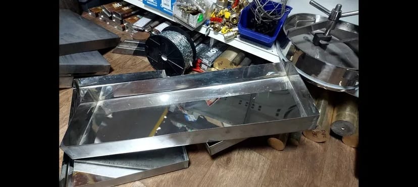 Перила, столи, ємності, лотки, столи, флагштоки з нержавіючої сталі