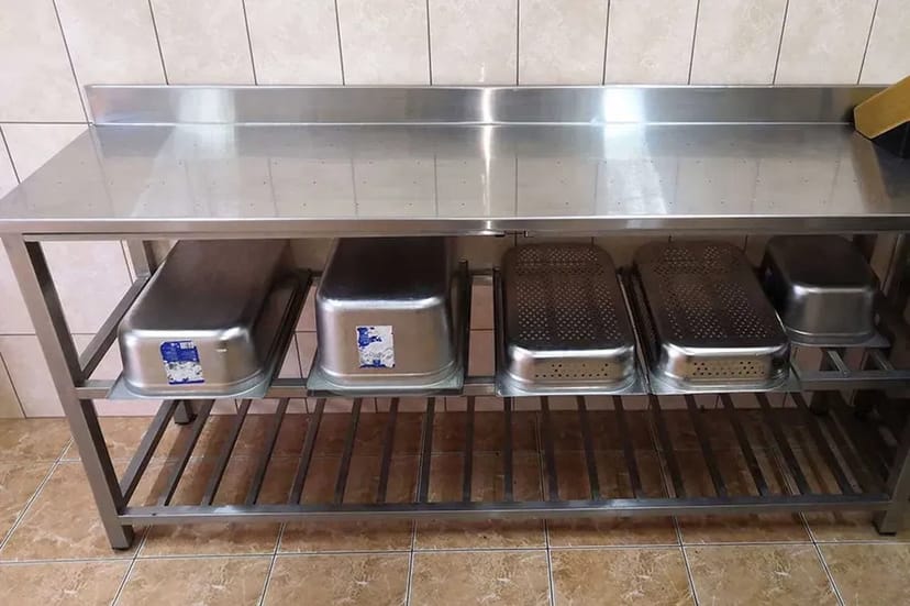 Перила, столи, ємності, лотки, столи, флагштоки з нержавіючої сталі