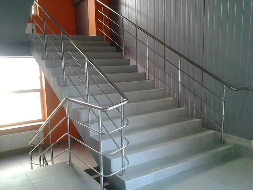 Перила, столи, ємності, лотки, столи, флагштоки з нержавіючої сталі