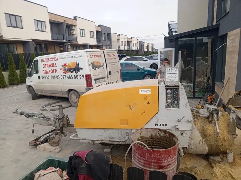 Професійна стяжка підлоги.