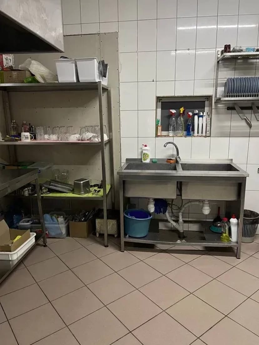 Кухня в діючому закладі. Готове приміщення з обладнанням, проведеною електрикою та водою