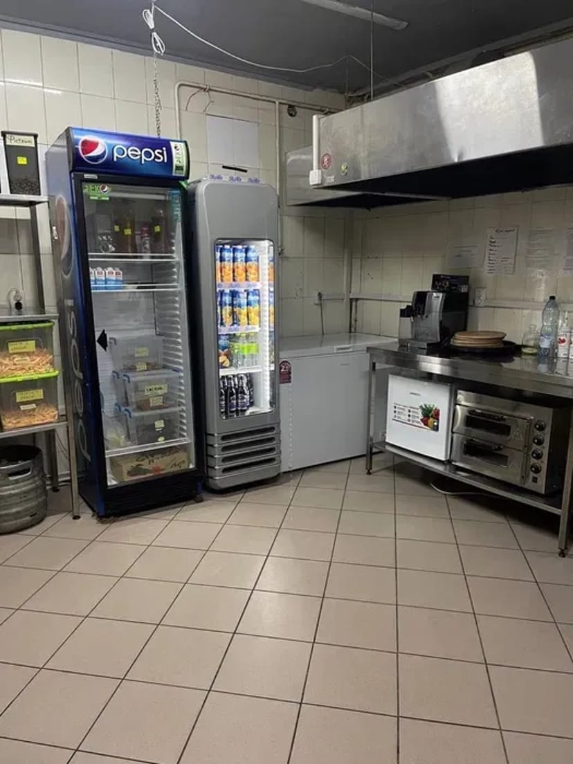 Кухня в діючому закладі. Готове приміщення з обладнанням, проведеною електрикою та водою