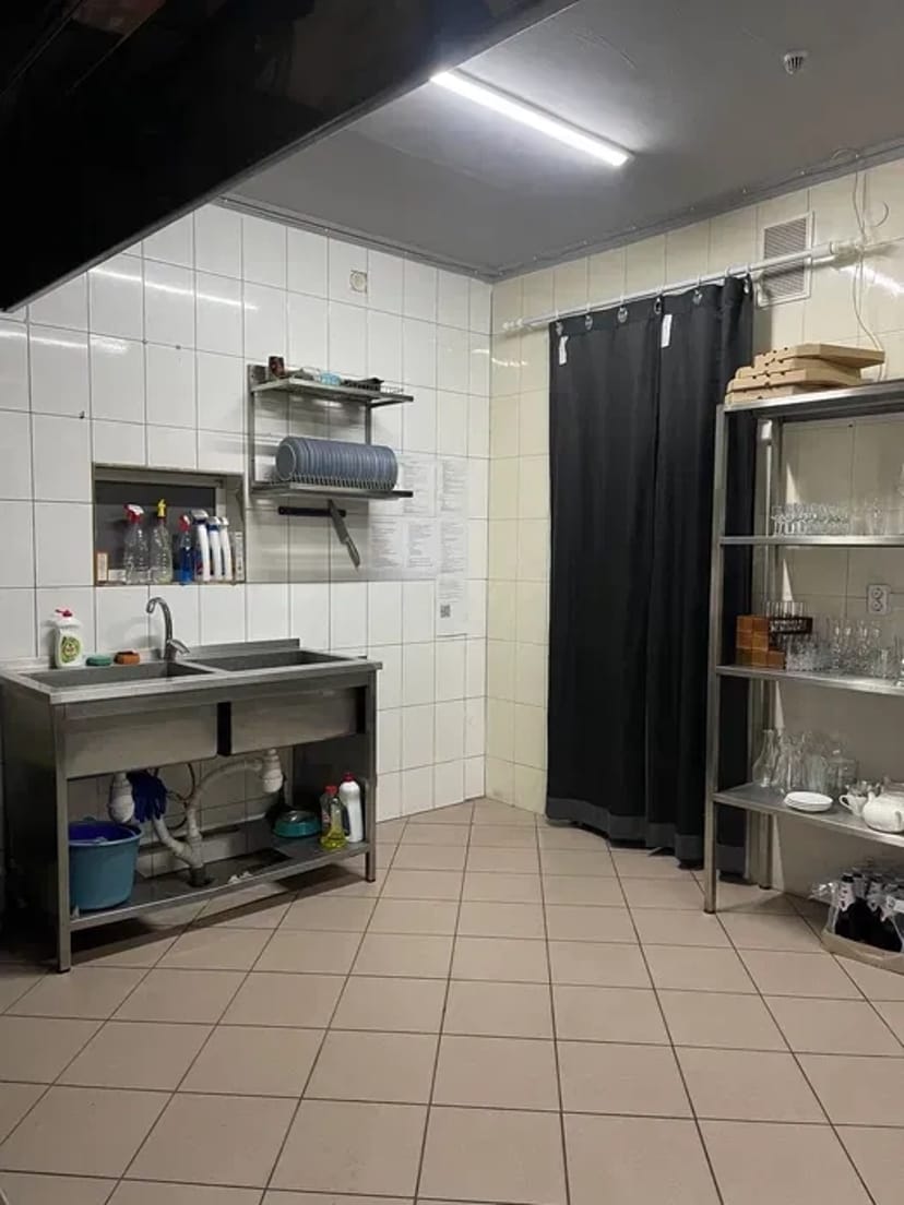 Кухня в діючому закладі. Готове приміщення з обладнанням, проведеною електрикою та водою