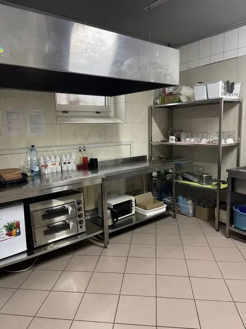 Кухня в діючому закладі. Готове приміщення з обладнанням, проведеною електрикою та водою