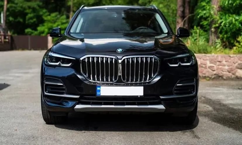 040 BMW X5 чорний позашляховик без водія