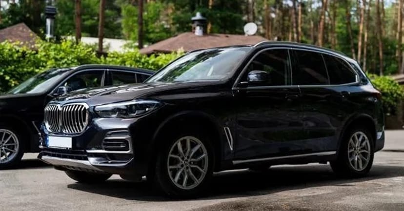 040 BMW X5 чорний позашляховик без водія