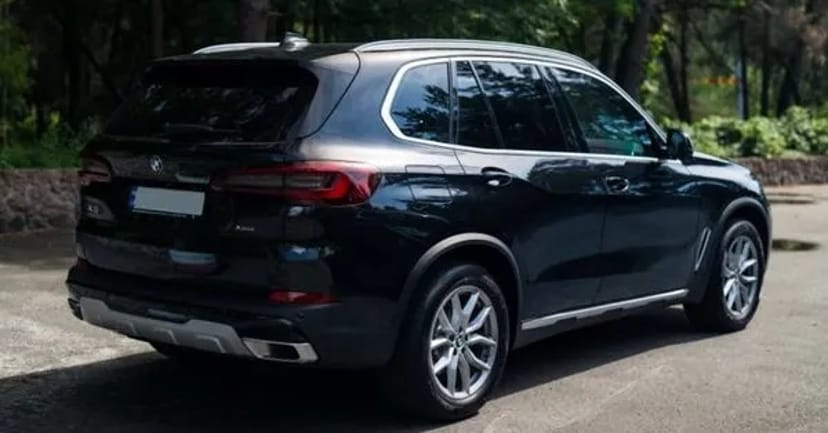 040 BMW X5 чорний позашляховик без водія