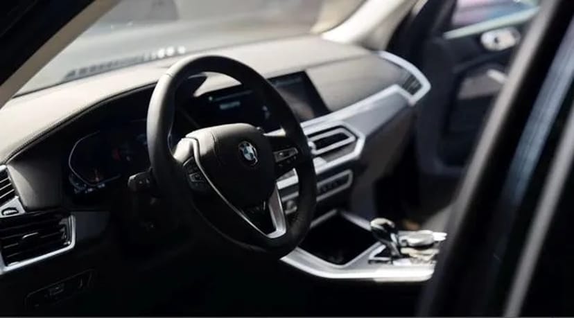 040 BMW X5 чорний позашляховик без водія