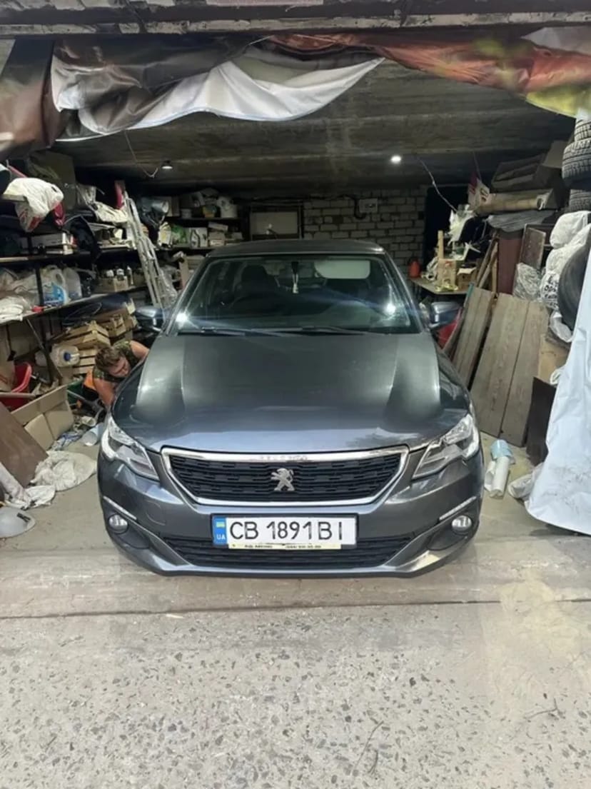 Комфортний автомобіль седан Peugeot 301