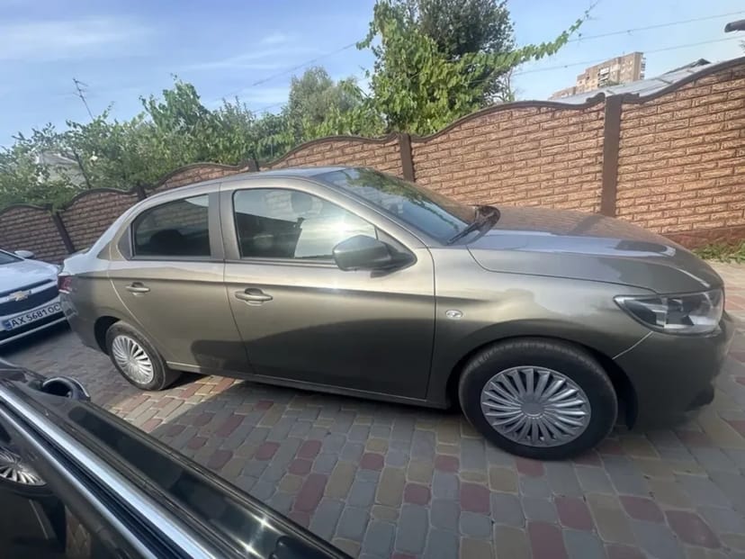 Комфортний автомобіль седан Peugeot 301