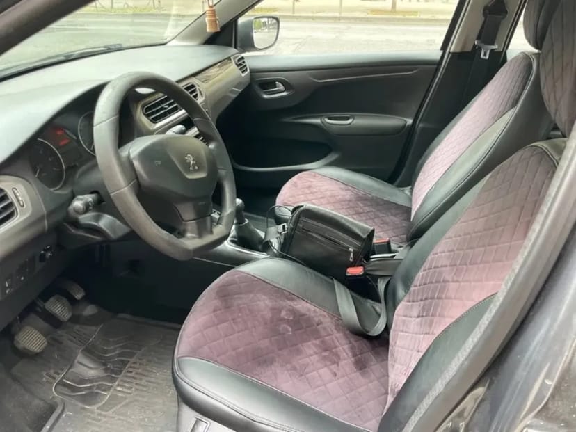 Комфортний автомобіль седан Peugeot 301