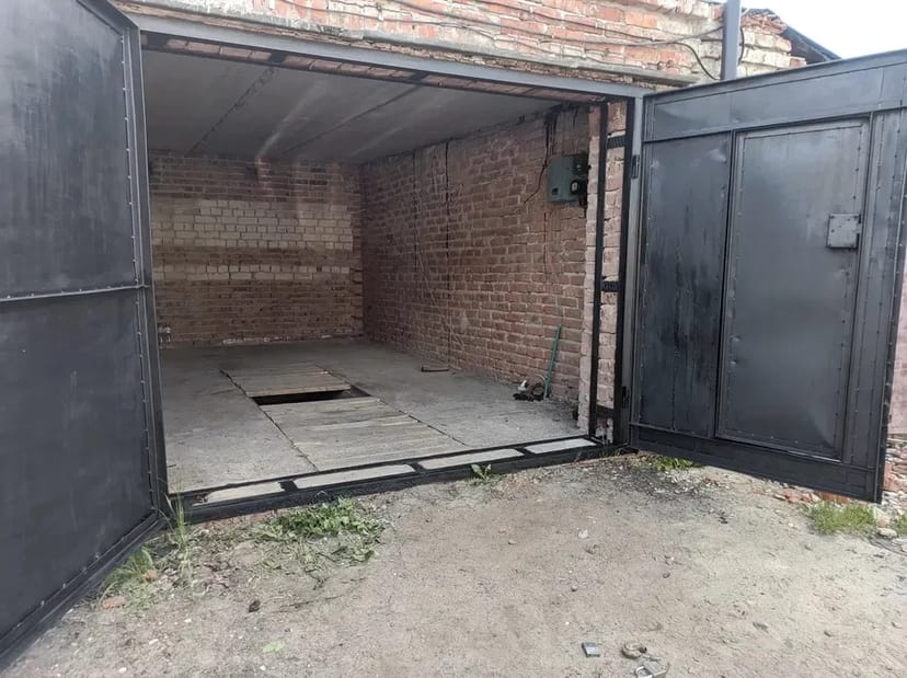 Гараж цегляний з підвалом для авто та зберігання речей