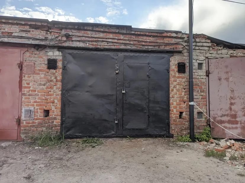 Гараж цегляний з підвалом для авто та зберігання речей