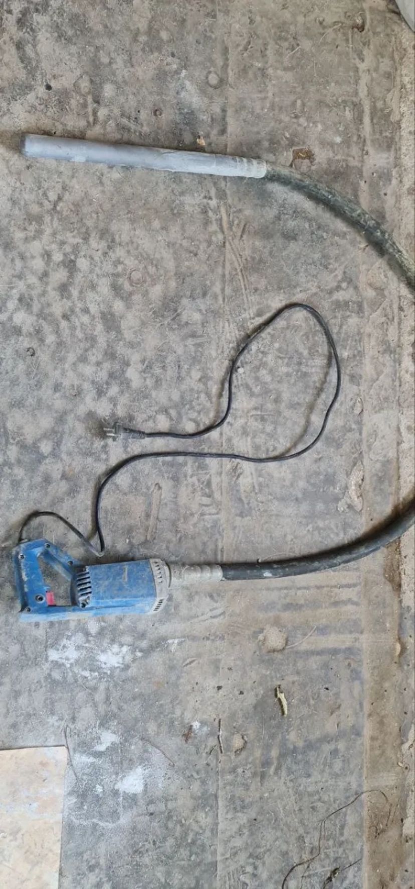 Глибинний вібратор для бетону.