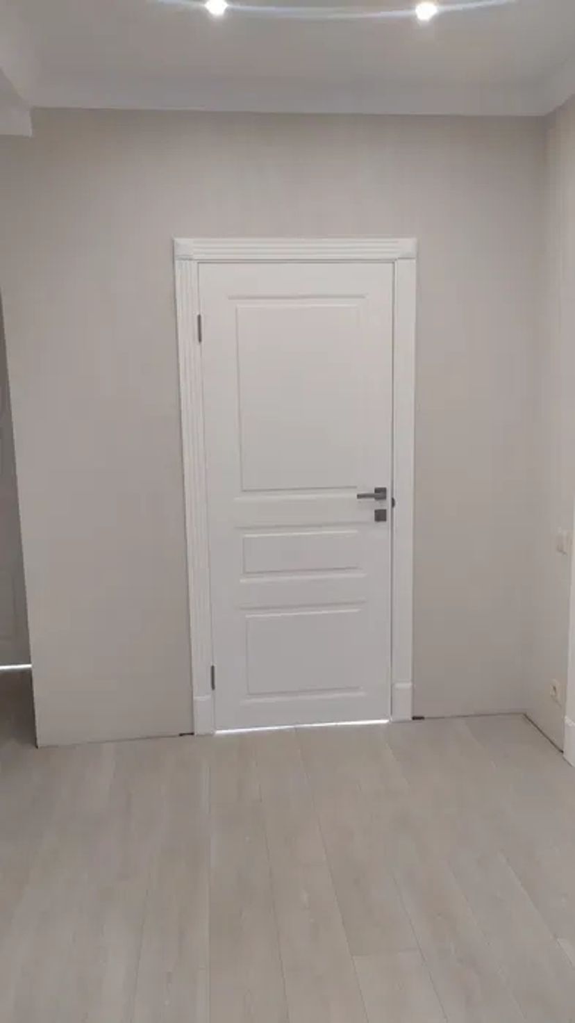 Монтаж міжкімнатних дверей та МДФ плінтусів — швидко та акуратно