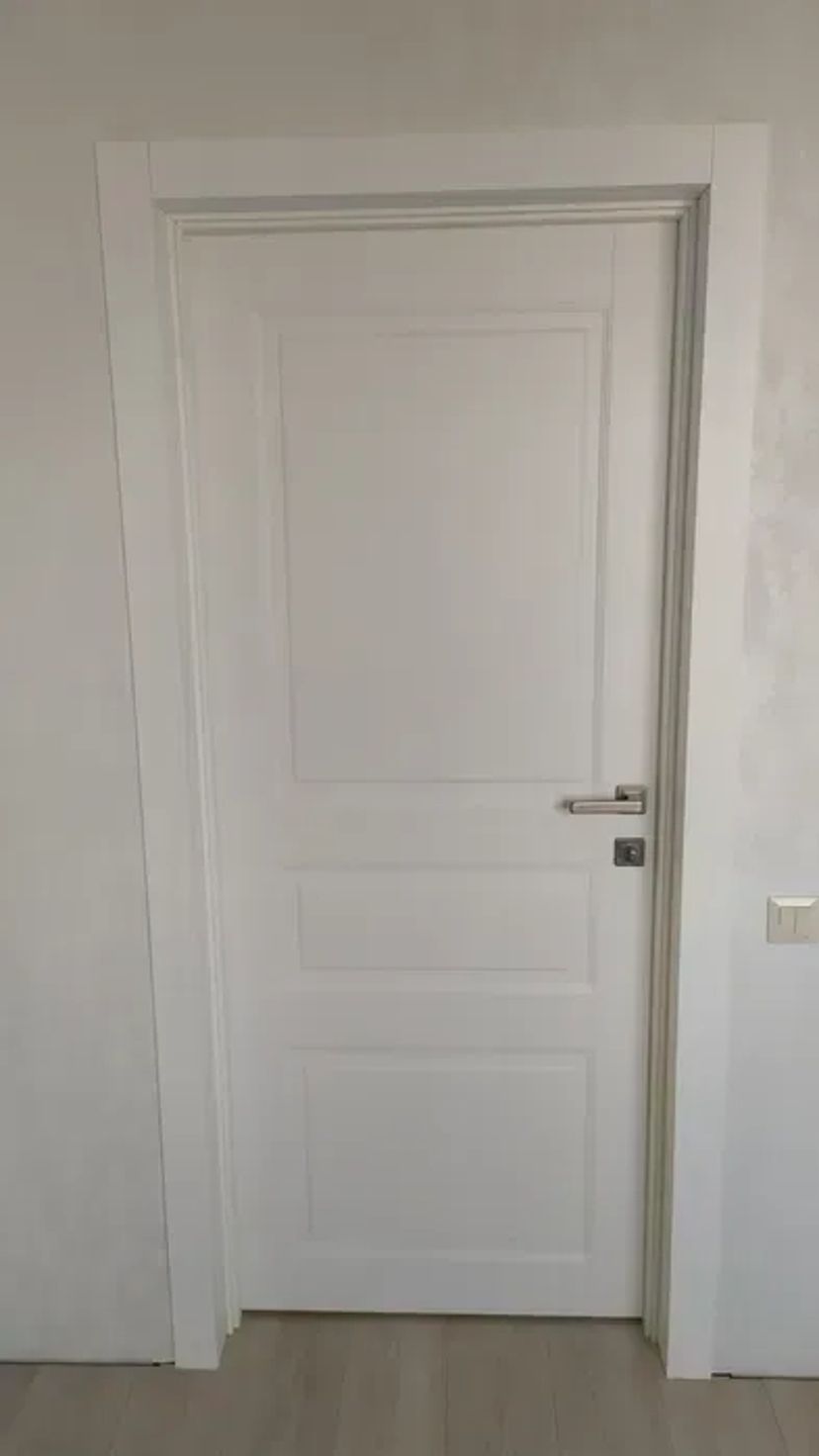 Монтаж міжкімнатних дверей та МДФ плінтусів — швидко та акуратно