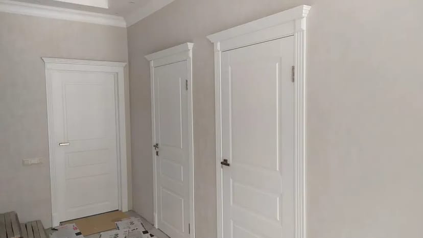 Монтаж міжкімнатних дверей та МДФ плінтусів — швидко та акуратно