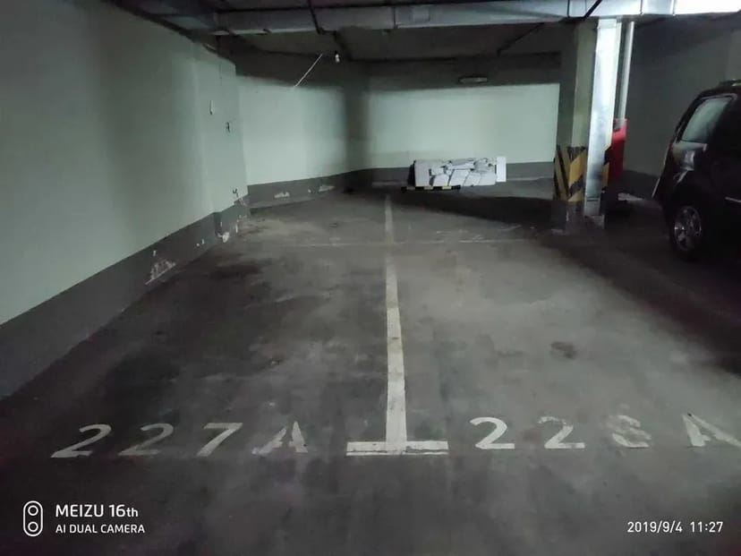 Подвійне паркомісце на два автомобілі