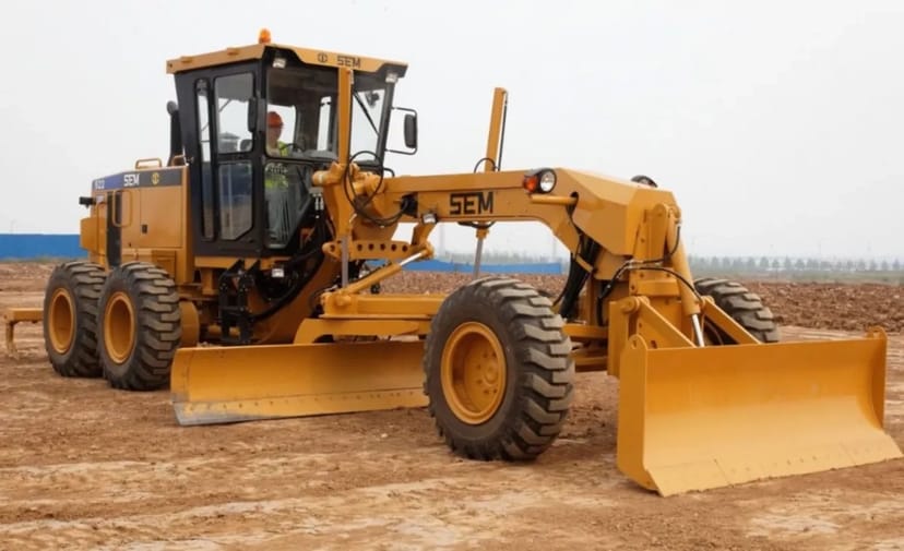 Автогрейдер SEM 922 . Потужність двигуна 162кВт