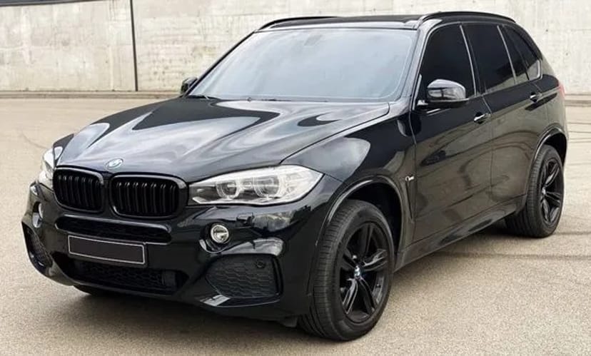 161 BMW X5 чорний джип без водія