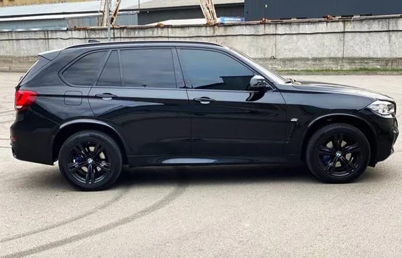 161 BMW X5 чорний джип без водія