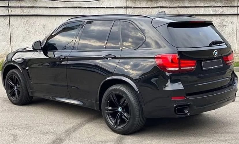 161 BMW X5 чорний джип без водія