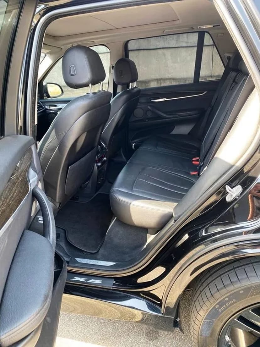 161 BMW X5 чорний джип без водія