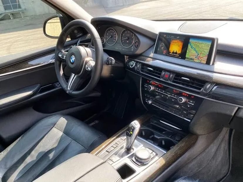 161 BMW X5 чорний джип без водія