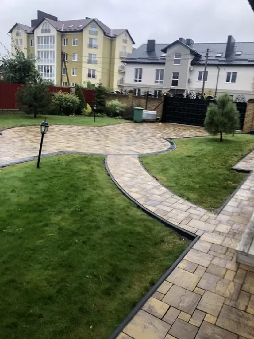 Укладання бруківки , водовідведення, монтаж поребриків та бордюр