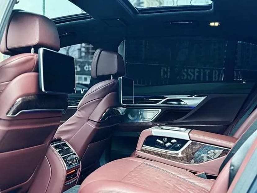 353 BMW M760 LI без водія або з водієм 