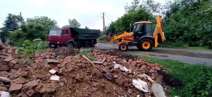 Самоскиди КАМАЗ: риття котлованв, вивіз сміття.