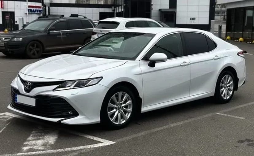 389 Toyota Camry V70 біла на весілля