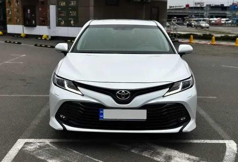 389 Toyota Camry V70 біла на весілля