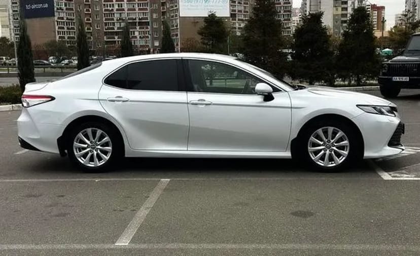 389 Toyota Camry V70 біла на весілля
