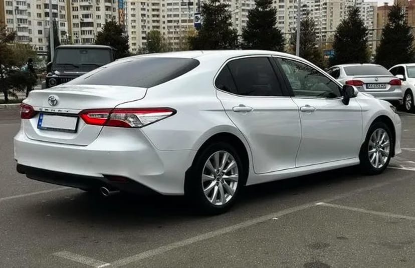 389 Toyota Camry V70 біла на весілля